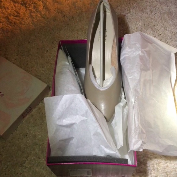 Tan heels - Picture 2 of 2